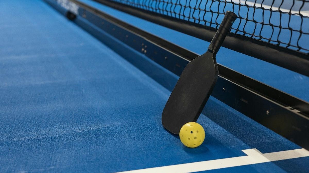 How to play Pickleball (beginner guide)